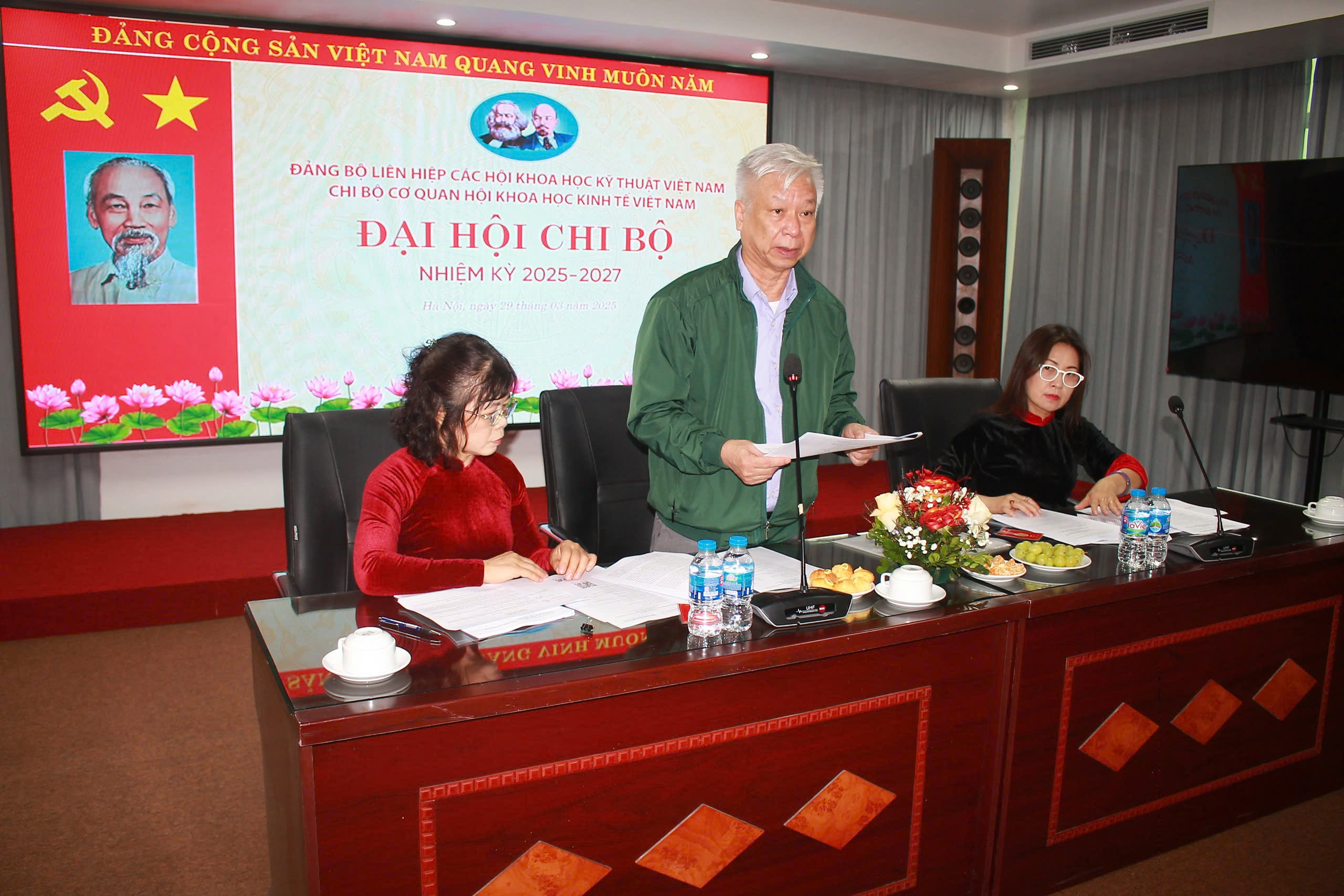 Đồng ch&iacute; Đ&agrave;o Quang B&iacute;nh, B&iacute; thư Chi bộ Cơ quan Hội Khoa học Kinh tế Việt Nam khai mạc Đại hội.