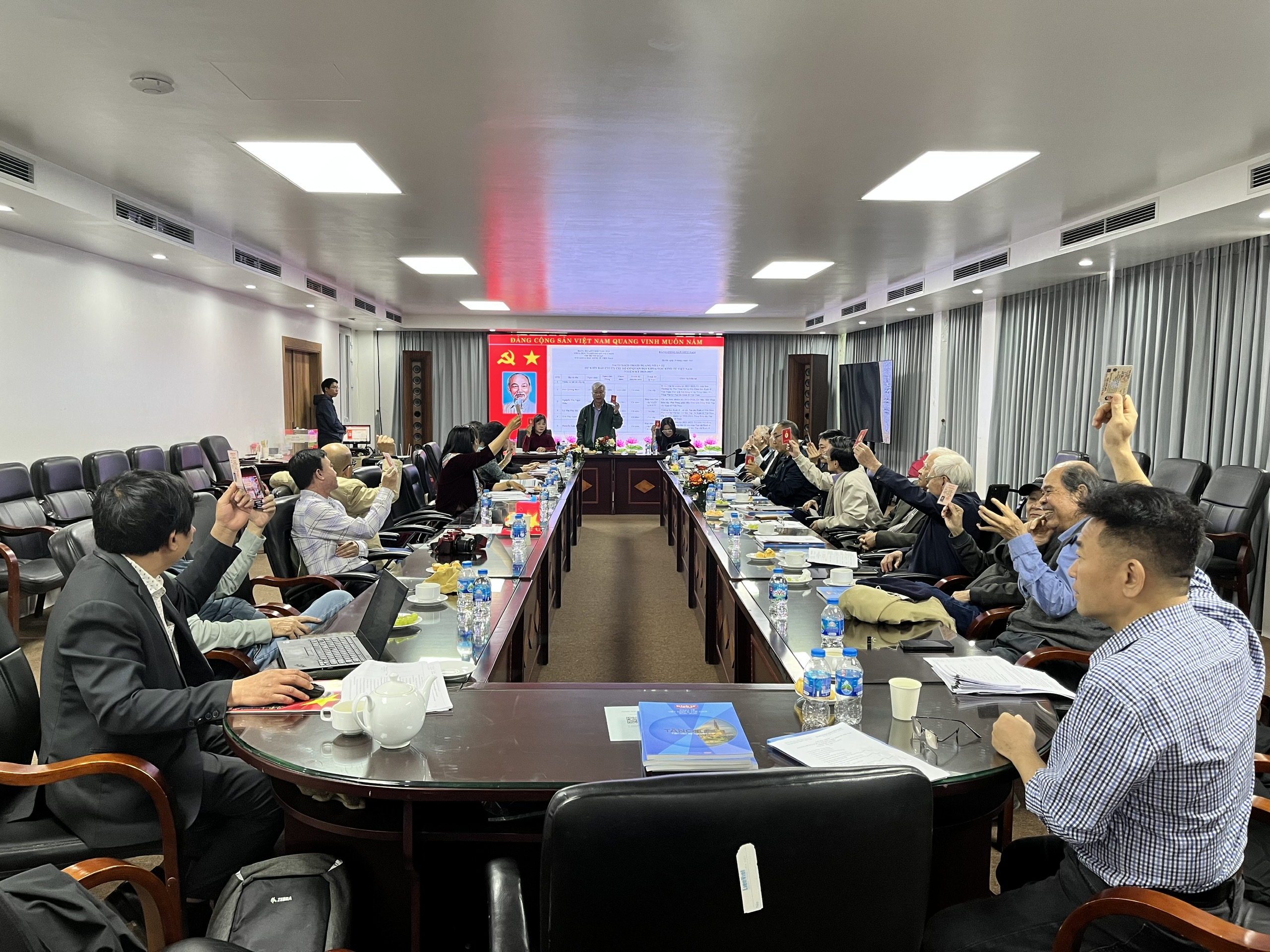 Đại hội tiến h&agrave;nh biểu quyết v&agrave; th&ocirc;ng qua c&aacute;c nội dung chương tr&igrave;nh đại hội.