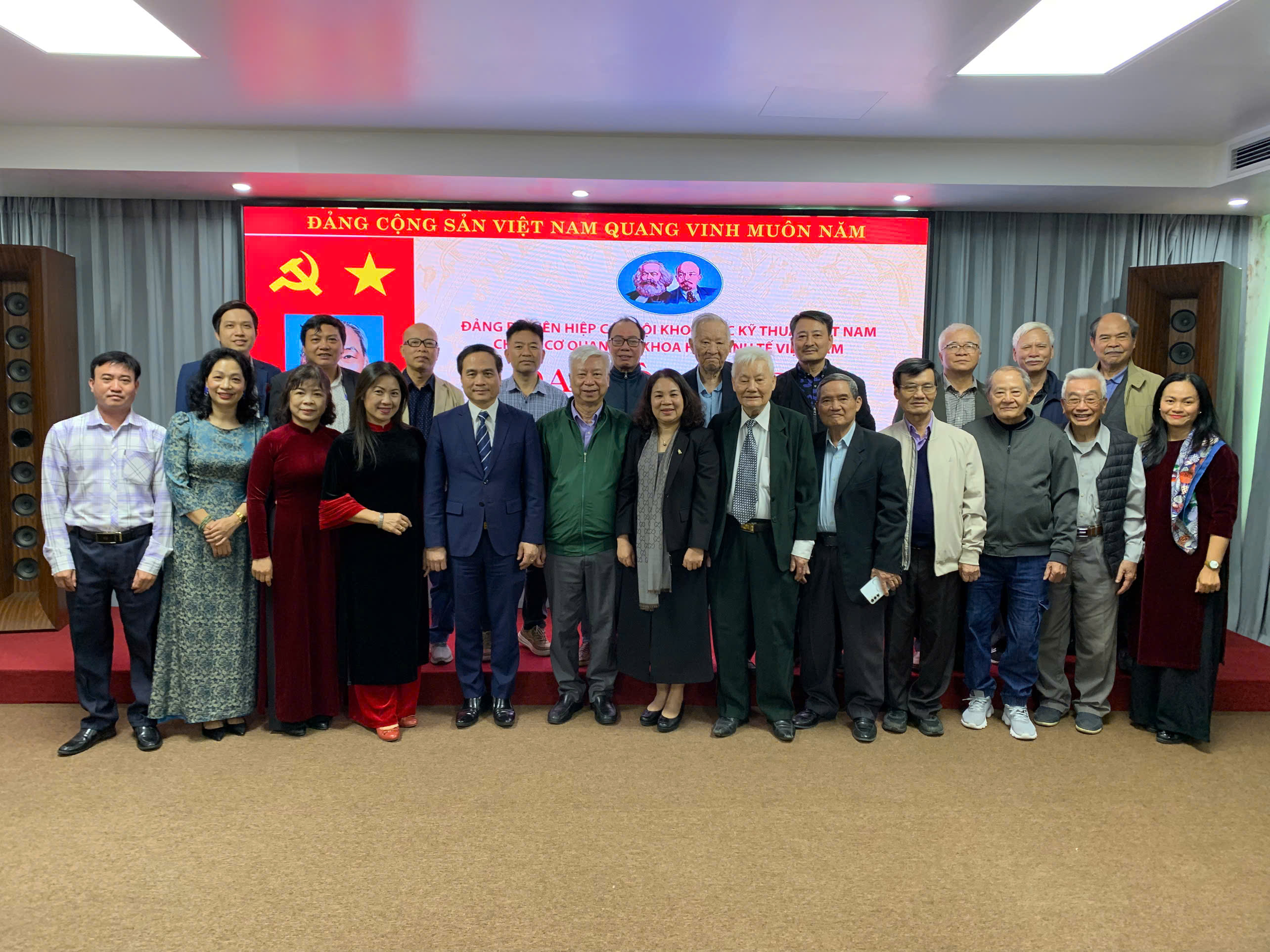 To&agrave;n thể đảng vi&ecirc;n Chi bộ chụp ảnh lưu niệm c&ugrave;ng kh&aacute;ch mời.