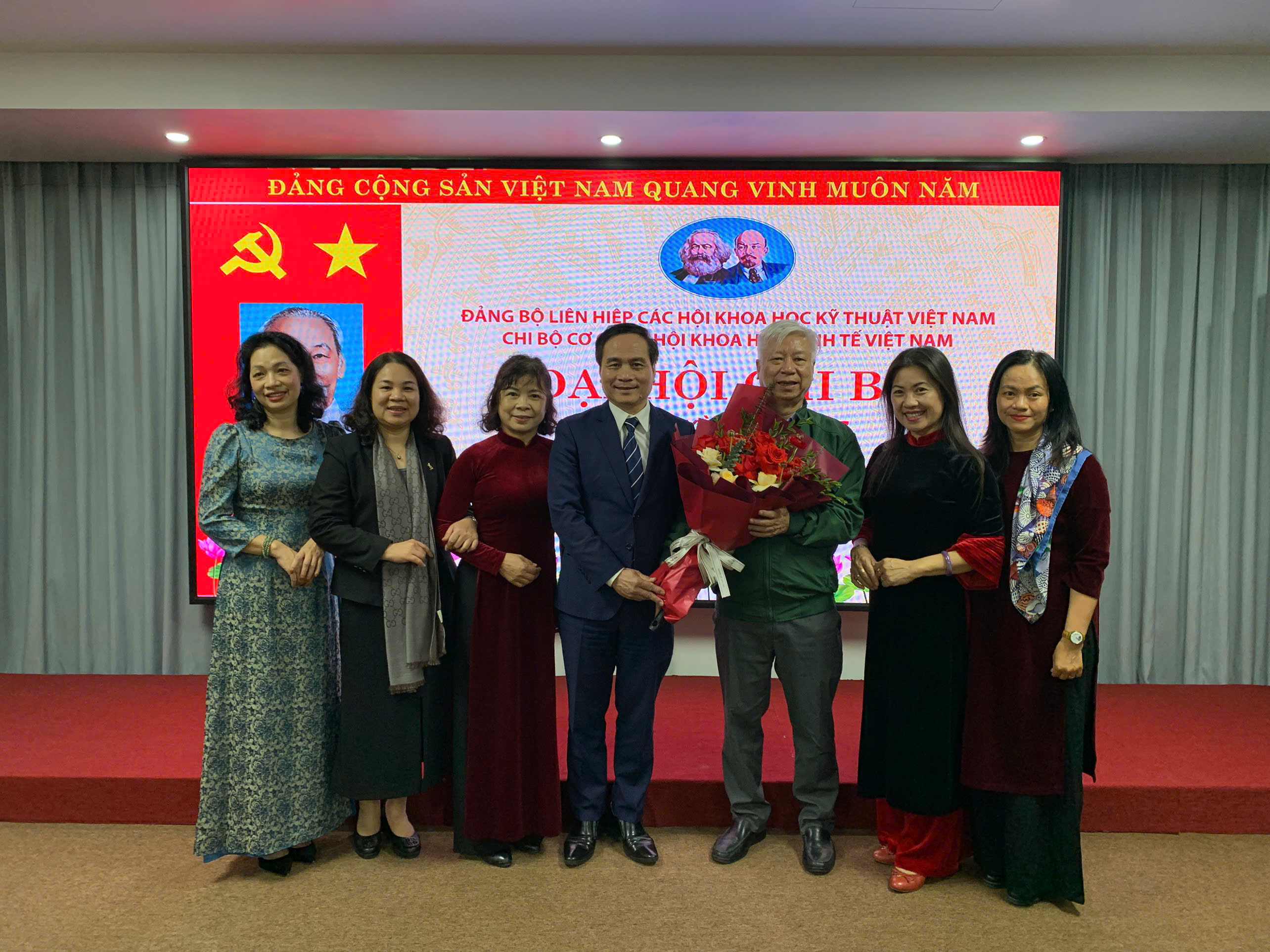 Lãnh đạo Liên hiệp các Hội Khoa học và Kỹ thuật Việt Nam chúc mừng Chi ủy Chi bộ cơ quan Hội Khoa học Kinh tế Việt Nam nhiệm kỳ 2025-2027.