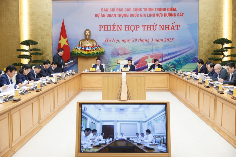 Quang cảnh phi&ecirc;n họp thứ nhất của Ban Chỉ đạo c&aacute;c c&ocirc;ng tr&igrave;nh trọng điểm dự &aacute;n quan trọng quốc gia trong lĩnh vực đường sắt. Ảnh: VGP