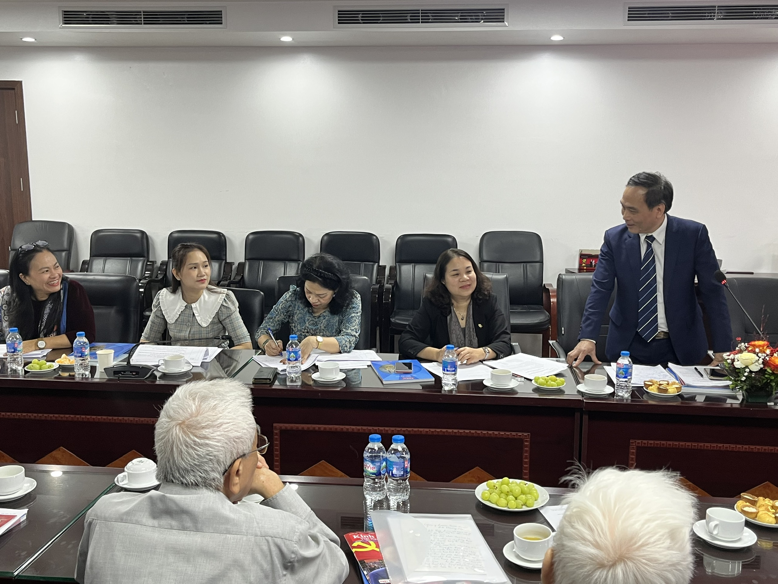 Phó Bí thư Thường trực Đảng ủy, Phó Chủ tịch Liên hiệp các Hội Khoa học và Kỹ thuật Việt Nam Phạm Ngọc Linh đánh giá cao những kết quả đạt được của Chi bộ Cơ quan Hội Khoa học Kinh tế Việt Nam nhiệm kỳ 2022-2025 trên các mặt xây dựng Đảng, chính trị, tư tưởng, đạo đức, kiện toàn bộ máy…