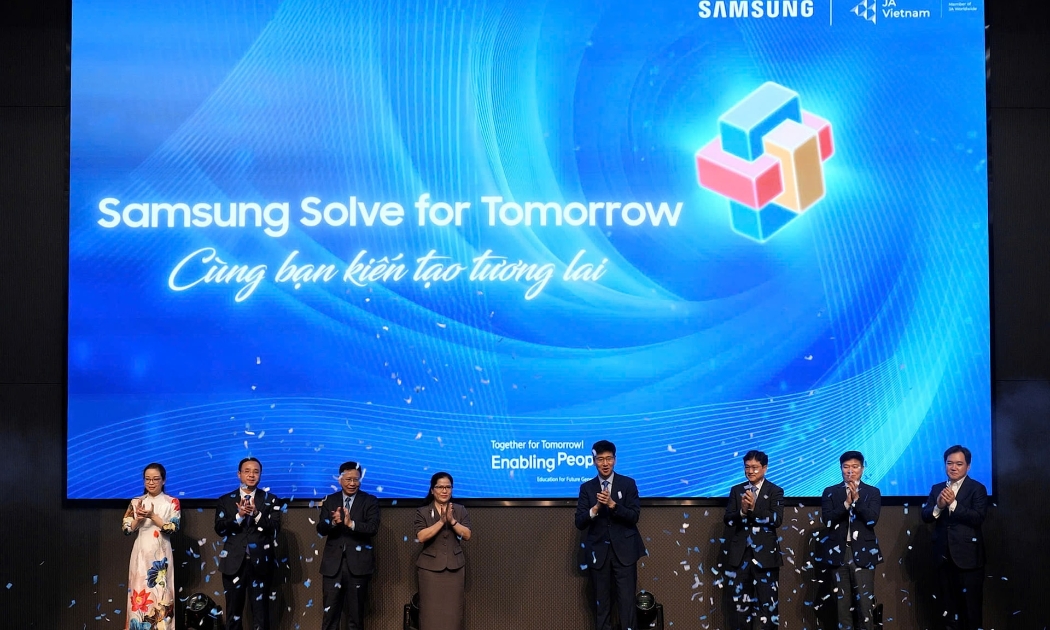 Các đại biểu thực hiện nghi thức khởi động cuộc thi Solve for Tomorrow 2025.