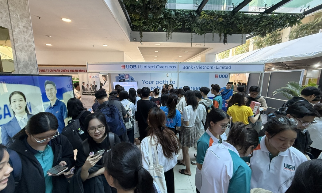 Nhiều sinh viên quan tâm, tìm hiểu các vị trí tuyển dụng tại ngân hàng UOB tại UEH Sharing & Giving – Career Fair 2025, sáng 30/3.