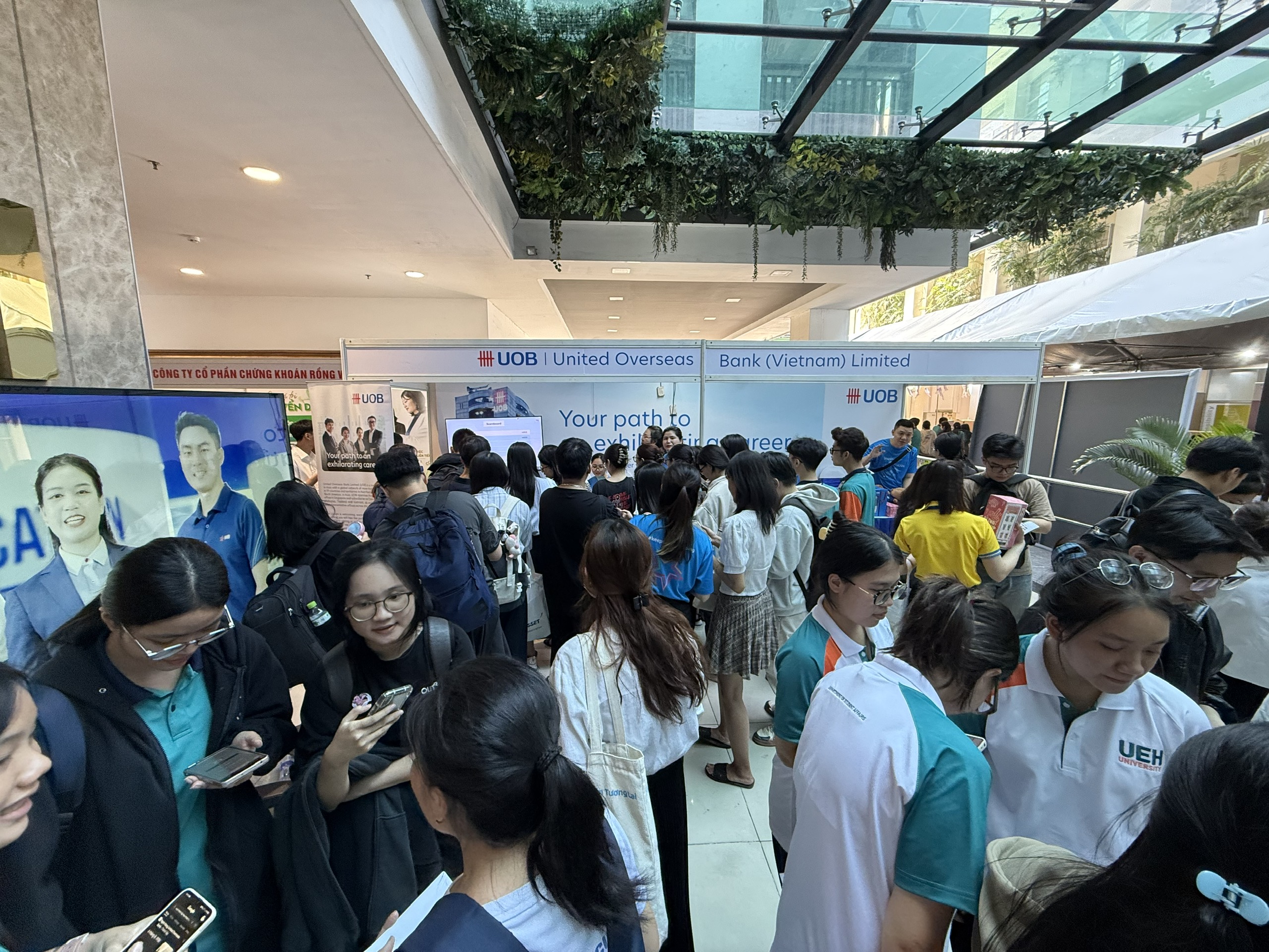 Nhiều sinh viên quan tâm, tìm hiểu các vị trí tuyển dụng tại ngân hàng UOB tại UEH Sharing & Giving – Career Fair 2025, sáng 30/3.