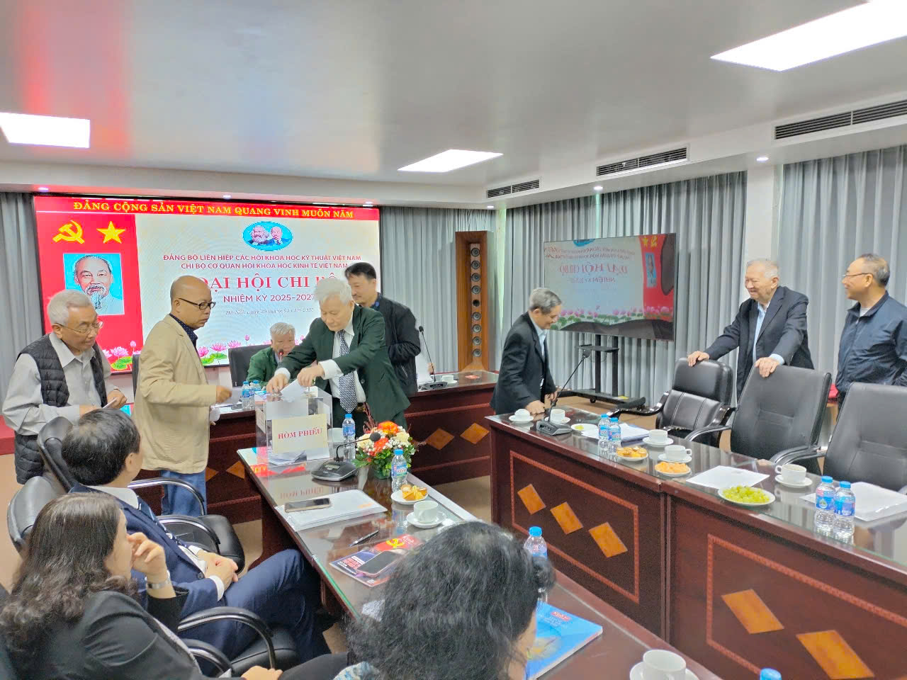 Tiến h&agrave;nh bầu Chi ủy, B&iacute; thư, Ph&oacute; B&iacute; thư Chi bộ nhiệm kỳ 2025-2027.