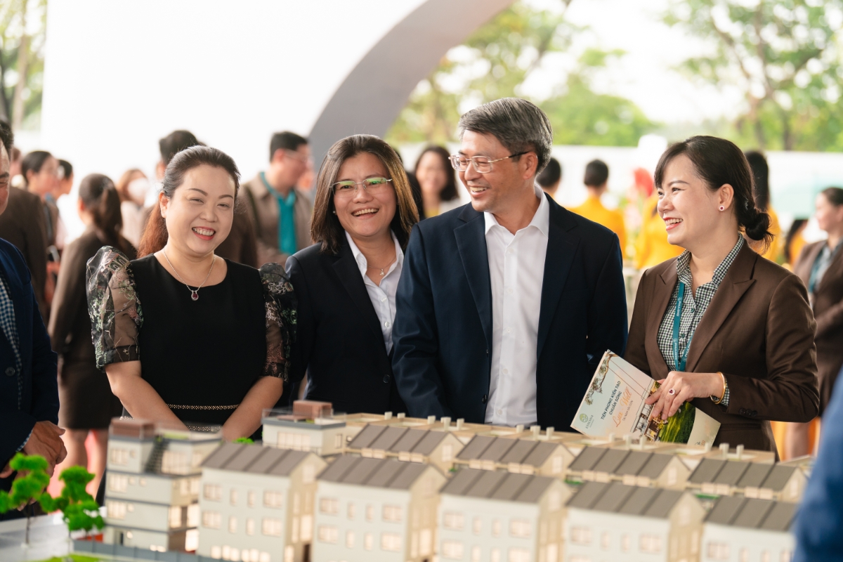 Tham quan sa b&agrave;n dự &aacute;n, kh&aacute;ch h&agrave;ng đ&aacute;nh gi&aacute; Essensia Parkway sẽ l&agrave; t&acirc;m điểm mới tại thị trường khu Nam. Ảnh: Ho&agrave;ng Nam.