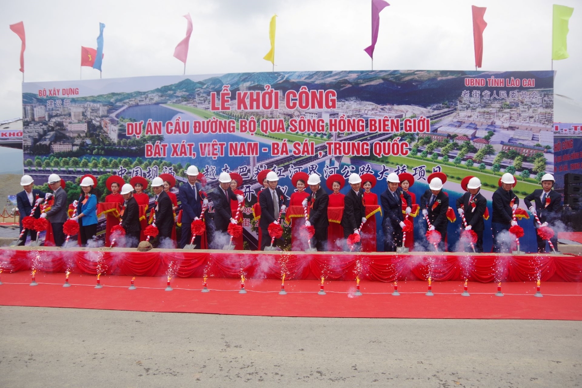 C&aacute;c đại biểu thực hiện nghi thức khởi c&ocirc;ng dự &aacute;n.