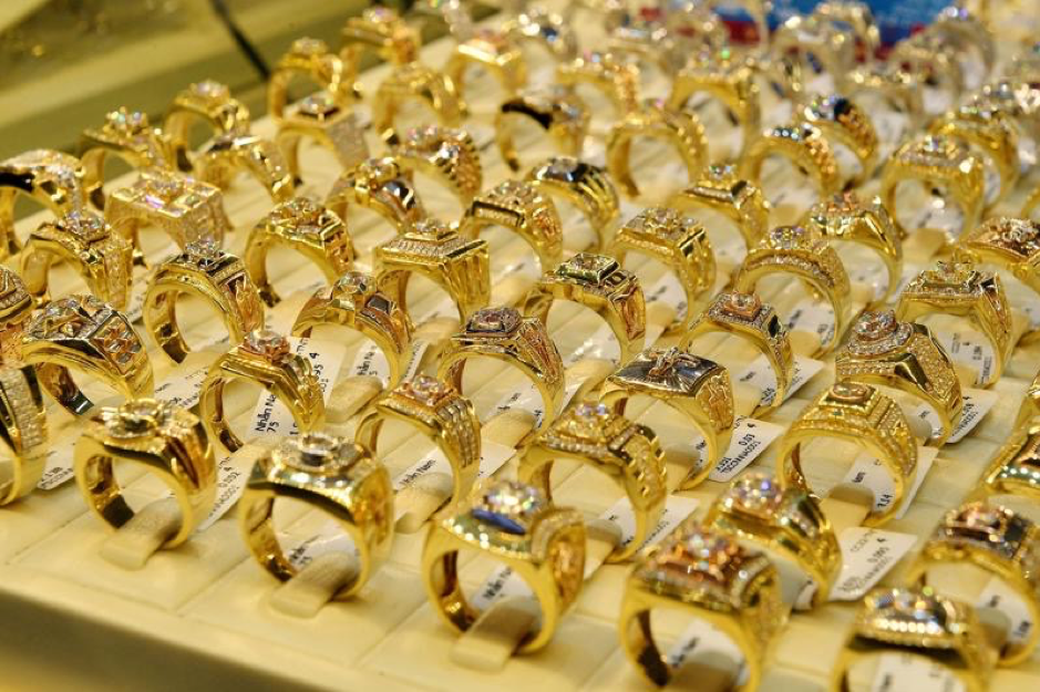 Chênh lệch giá bán vàng miếng và vàng nhẫn thu hẹp xuống 100 nghìn đồng mỗi lượng
