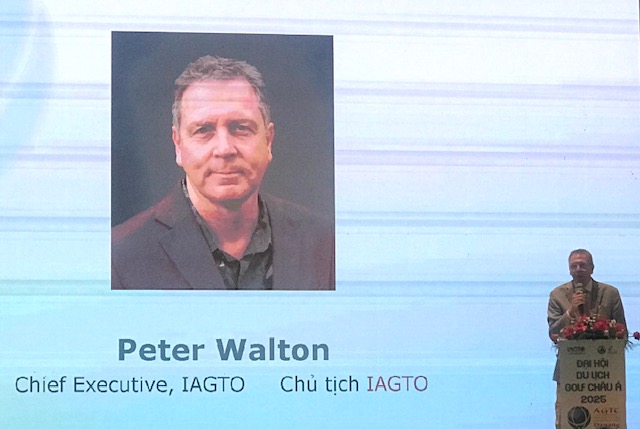 &Ocirc;ng Peter Walton, Chủ tịch Hiệp hội Du lịch Golf thế giới, chia sẻ tại buổi họp b&aacute;o. Ảnh Ng&ocirc; Anh Văn