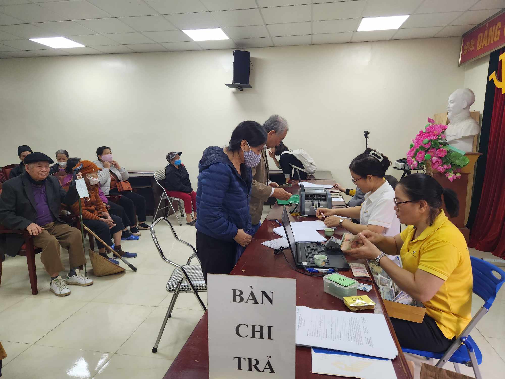 Người cao tuổi tại H&agrave; Nội nhận chi trả lương hưu, trợ cấp x&atilde; hội. Ảnh: Thu Hiền.