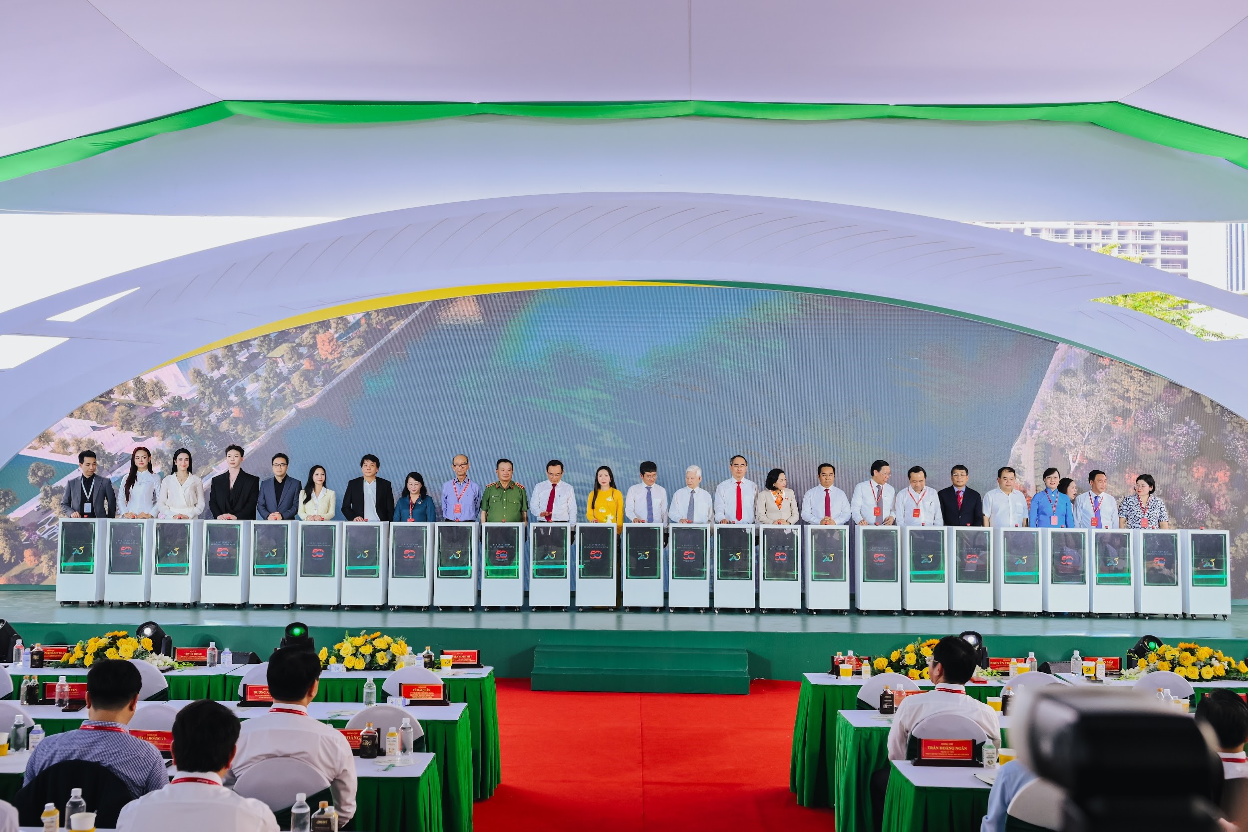 Khoảnh khắc c&aacute;c l&atilde;nh đạo v&agrave; đại biểu c&ugrave;ng bấm n&uacute;t khởi c&ocirc;ng x&acirc;y dựng dự &aacute;n cầu đi bộ trị gi&aacute; gần 1.000 tỷ đồng do Nutifood t&agrave;i trợ to&agrave;n bộ.