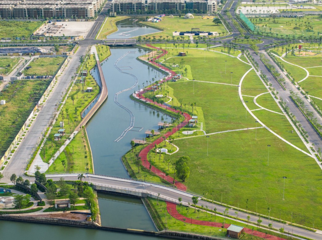 Vịnh t&igrave;nh y&ecirc;u v&agrave; Cầu &Aacute;nh Trăng - t&acirc;m điểm check-in tại Trung t&acirc;m mới.