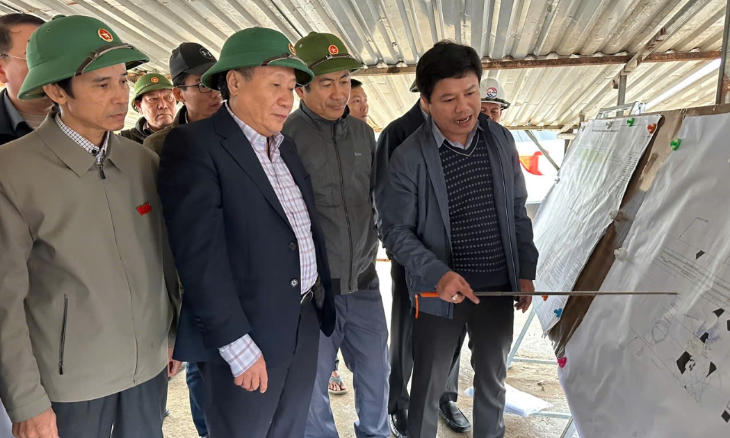 Quyền Chủ tịch UBND tỉnh Quảng Trị Hà Sỹ Đồng kiểm tra tiến độ triển khai dự án Cảng hàng không Quảng Trị - Ảnh: Hà Trang