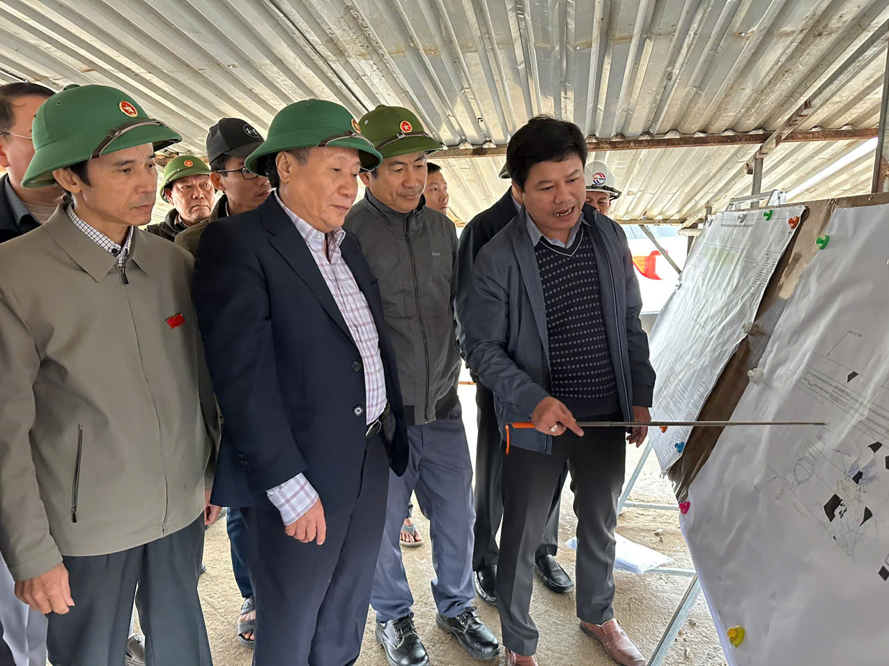 Quyền Chủ tịch UBND tỉnh Quảng Trị Hà Sỹ Đồng kiểm tra tiến độ triển khai dự án Cảng hàng không Quảng Trị - Ảnh: Hà Trang