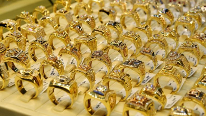 Domestic gold price jumps to new height