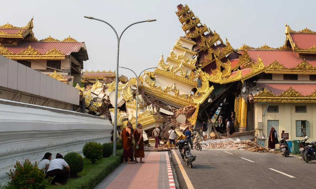 Trận động đất làm hư hại nhiều di tích du lịch tại Myanmar. Ảnh: The Guardian