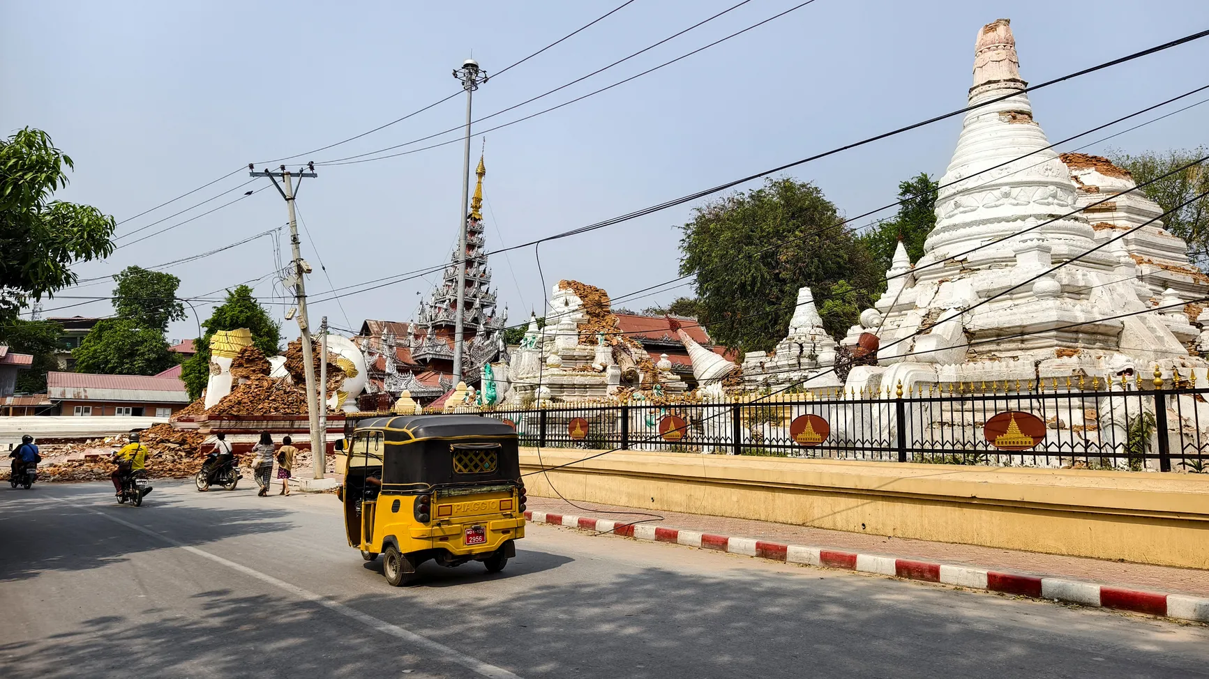 Khung cảnh đỏ nát tại Mandalay (Myanmar) sáng 29/3.