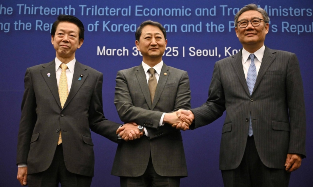 Bộ trưởng Kinh tế, Thương mại và Công nghiệp Nhật Bản Yoji Muto (trái), Bộ trưởng Thương mại, Công nghiệp và Năng lượng Hàn Quốc Ahn Duk-geun (giữa) và Bộ trưởng Thương mại Trung Quốc Wang Wentao trong cuộc họp ba bên tại Seoul ngày 30/3 - Ảnh: Japan Times