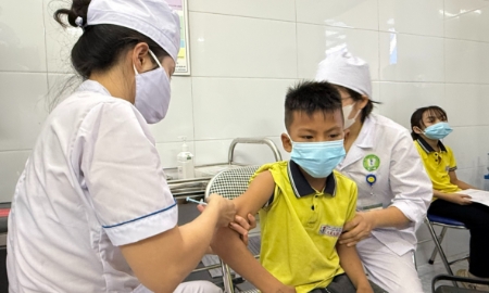 Tiêm phòng vaccine sởi cho trẻ. Ảnh: MOH.