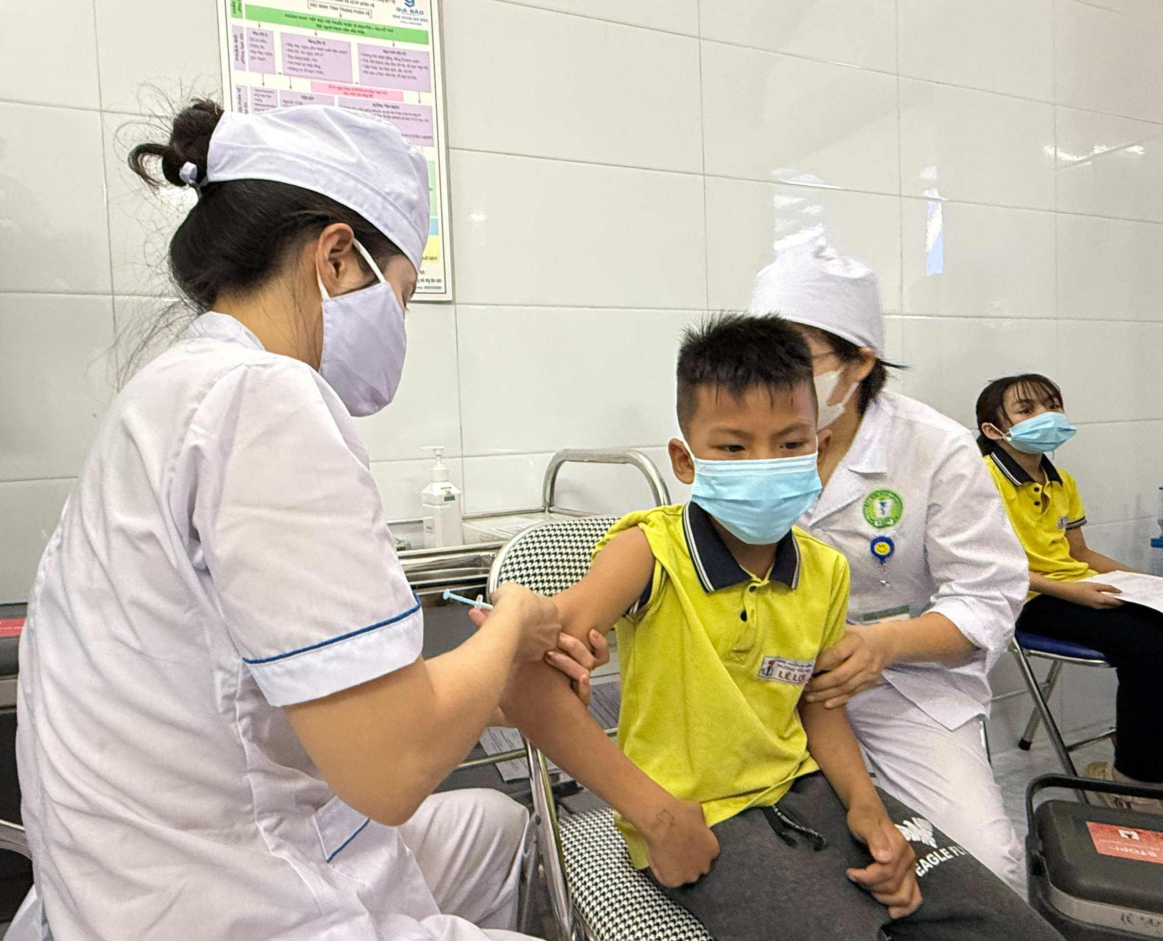 Tiêm phòng vaccine sởi cho trẻ. Ảnh: MOH.