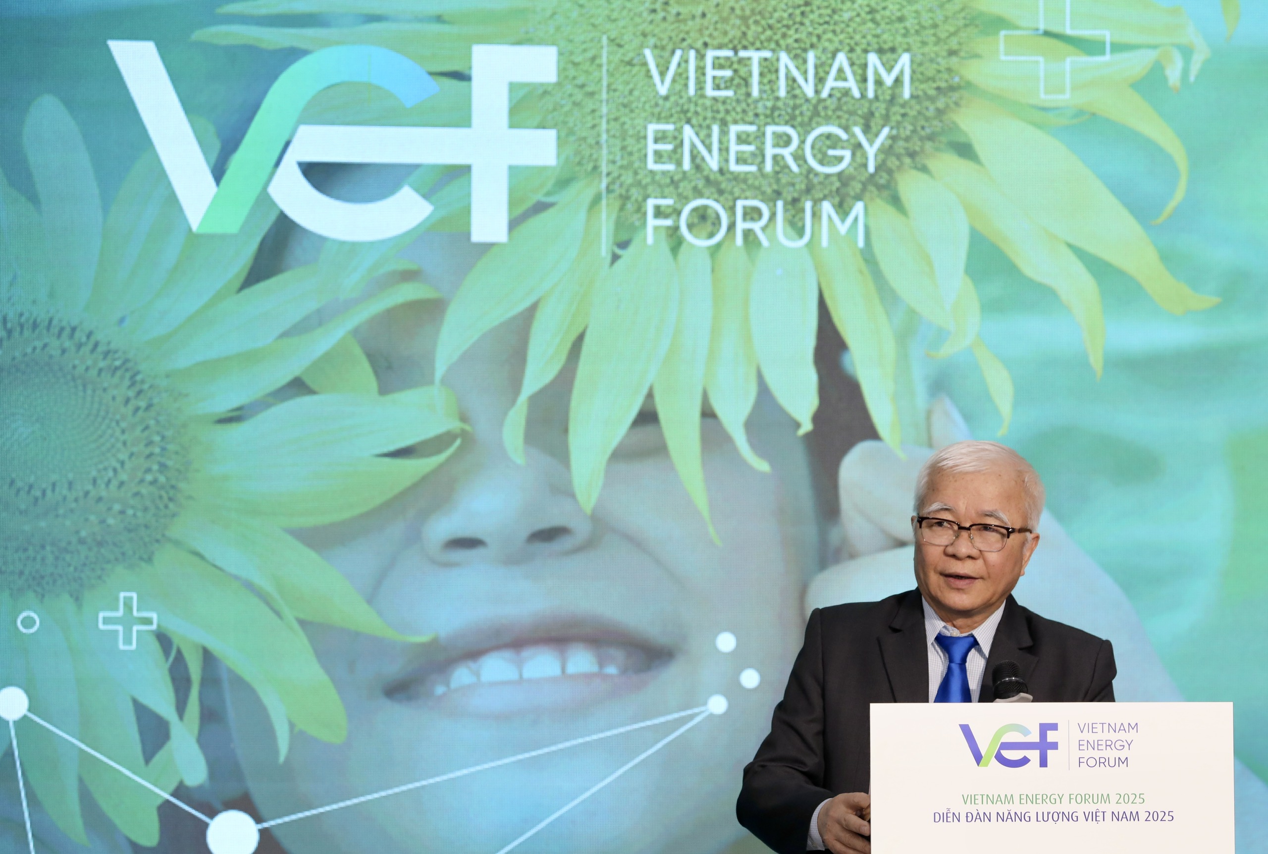 Theo TS Chử Văn Lâm: Một trong những mục tiêu của Diễn đàn đề xuất, hiến kế các giải pháp bao gồm cả giải pháp chính sách nhằm thực thi hiệu quả và phát huy vai trò đóng góp của chuỗi giá trị ngành công nghiệp năng lượng đối với các mục tiêu tăng trưởng và phát triển bền vững kinh tế đất nước.