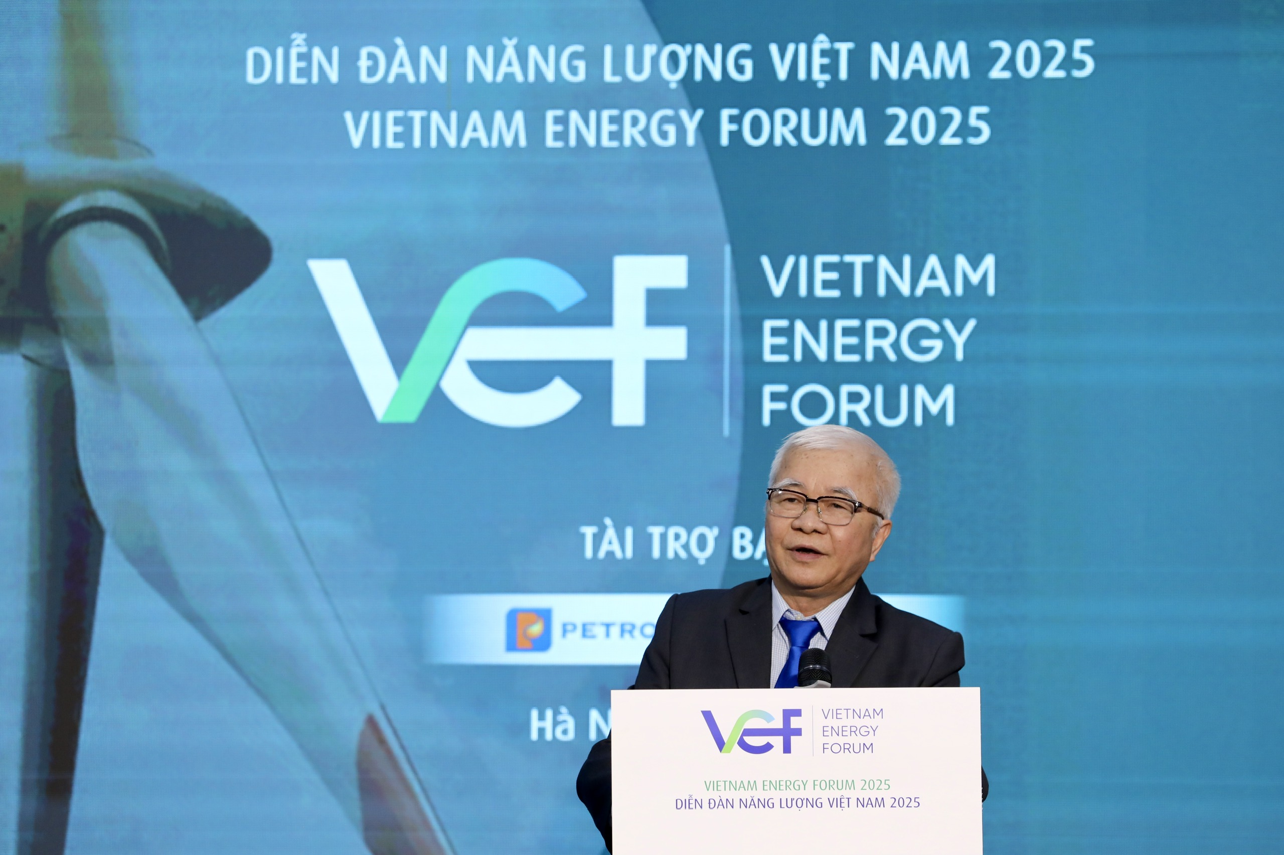 TS. Chử Văn Lâm, Phó Chủ tịch Thường trực Hội Khoa học Kinh tế Việt Nam, Chủ tịch Hội đồng Biên tập Tạp chí Kinh tế Việt Nam khai mạc Diễn đàn Năng lượng Việt Nam năm 2025.