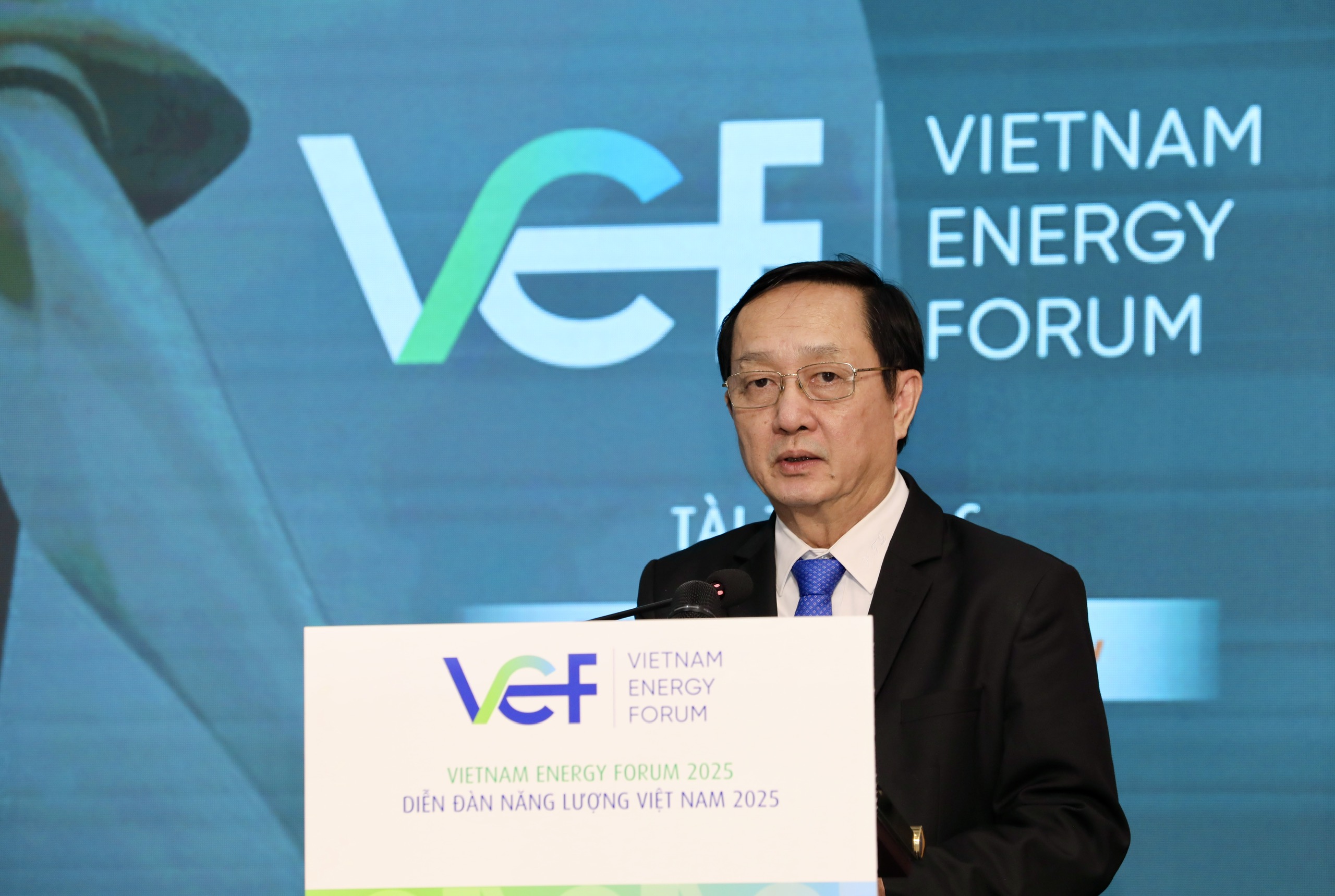 PGS, TS Huỳnh Th&agrave;nh Đạt, Ủy vi&ecirc;n Trung ương Đảng, Ph&oacute; Trưởng Ban Tuy&ecirc;n gi&aacute;o v&agrave; D&acirc;n vận Trung ương, nhấn mạnh trong nhiều năm qua, Đảng v&agrave; Nh&agrave; nước ta đ&atilde; lu&ocirc;n quan t&acirc;m ph&aacute;t triển năng lượng quốc gia, với chủ trương &ldquo;năng lượng cần phải đi trước một bước&rdquo; để tạo nền tảng hạ tầng thiết yếu cho ph&aacute;t triển kinh tế-x&atilde; hội.