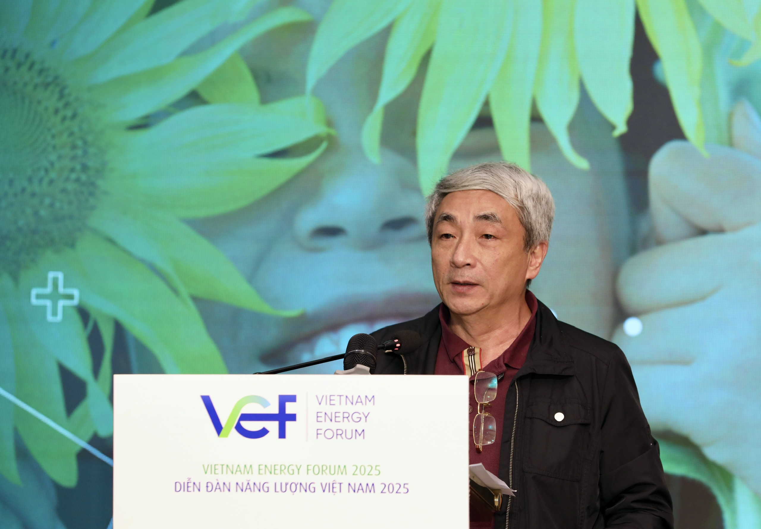 Theo ông Nguyễn Ngọc Trung, Phó vụ trưởng Vụ kinh tế ngành, Ban chính sách, chiến lược trung ương, giải pháp là tăng cường hội nhập và thu hút đầu tư nước ngoài cho phát triển nguồn điện trong nước. Trong nước, sự dịch chuyển của Petrovietnam với mô hình Tập đoàn Công nghiệp - Năng lượng Quốc gia Việt Nam là điển hình cho hướng đi đúng đắn trong xu hướng dịch chuyển năng lượng, để phát triển nhiều loại hình năng lượng mới bên cạnh lĩnh vực dầu khí truyền thống. 