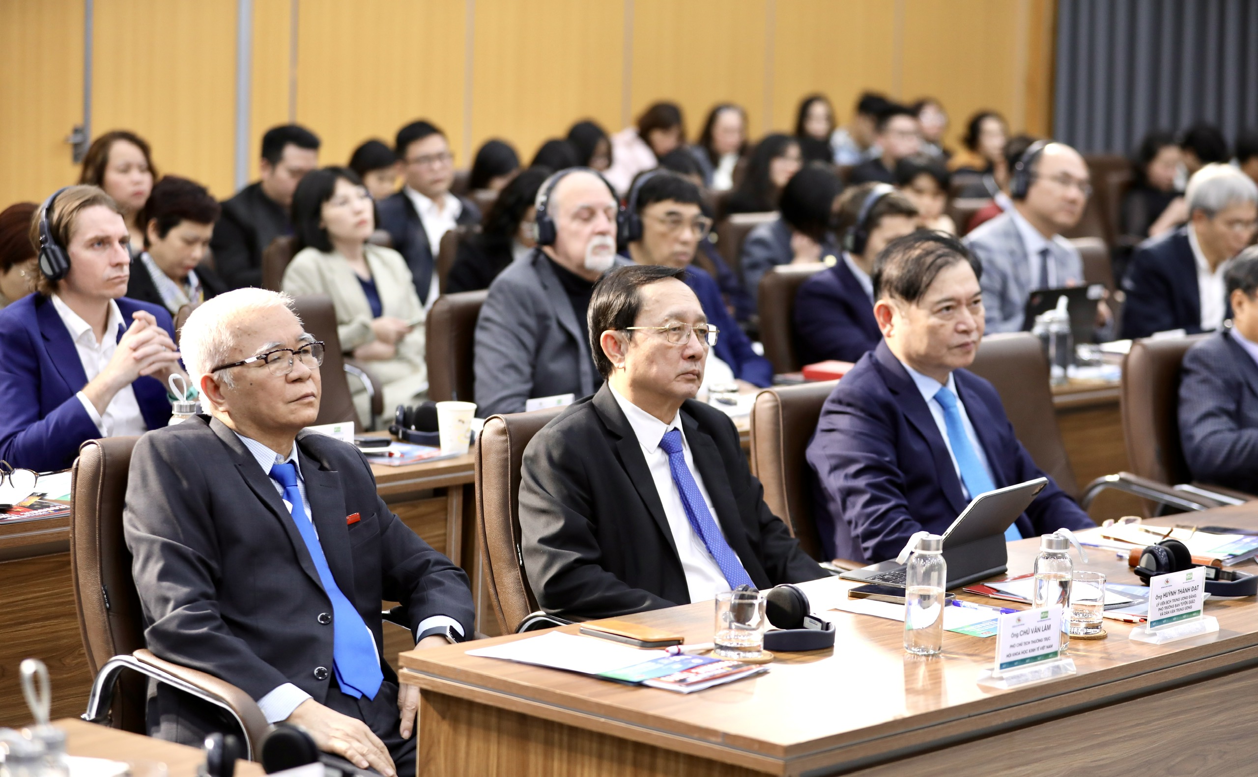 Diễn đ&agrave;n Năng lượng Việt Nam 2025 với sự chuẩn bị c&ocirc;ng phu, khoa học, đặt ra nhiều vấn đề lớn, cấp thiết li&ecirc;n quan tới chuyển đổi năng lượng xanh đ&atilde; thu h&uacute;t sự ch&uacute; &yacute; lớn cơ quan quản l&yacute;, chuy&ecirc;n gia kinh tế, c&ocirc;ng nghệ, năng lượng v&agrave; đ&ocirc;ng đảo cộng đồng doanh nghiệp Việt Nam cũng như doanh nghiệp FDI.