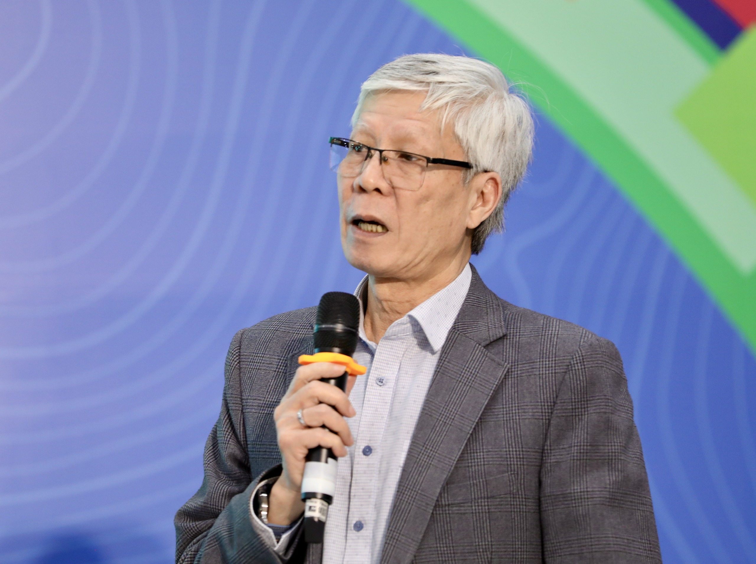 Phó Chủ tịch kiêm Tổng Thư ký Hiệp hội năng lượng Việt Nam Nguyễn Anh Tuấn, cho rằng quá trình thúc đẩy phát triển năng lượng tái tạo tại Việt Nam còn gặp nhiều thách thức liên quan đến xét duyệt đầu tư, nhân lực, công nghệ và thị trường. Hiện sự tăng trưởng của các nguồn năng lượng tái tạo đang chững lại. Ông cũng đưa ra hàng loạt vấn đề, trong đó Đối với năng lượng hạt nhân, theo ông Tuấn, quy mô phát triển các nguồn tích năng, linh hoạt, lưu trữ lớn, trong khi chưa có quy định thị trường và giá cả mua/bán điện cho các loại hình này.