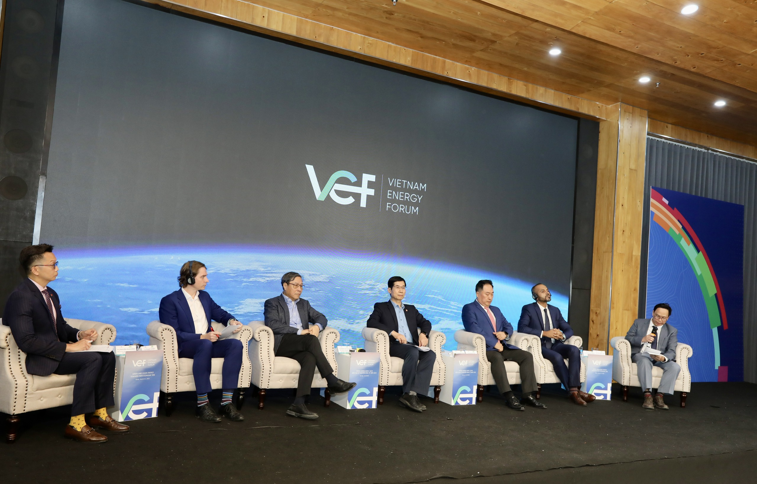 Diễn đ&agrave;n Năng lượng Việt Nam 2025 l&agrave; nơi c&aacute;c chuy&ecirc;n gia, nh&agrave; quản l&yacute;,d doanh nghiệp c&ugrave;ng trao đổi, ph&acirc;n t&iacute;ch đ&aacute;nh gi&aacute; về xu hướng v&agrave; kinh nghiệm quốc tế, thực tiễn đầu tư v&agrave; ph&aacute;t triển c&aacute;c dự &aacute;n năng lượng tại Việt Nam gắn với c&aacute;c chủ trương, chiến lược của Việt Nam. Đồng thời, đề xuất, hiến kế c&aacute;c giải ph&aacute;p bao gồm cả giải ph&aacute;p ch&iacute;nh s&aacute;ch nhằm thực thi hiệu quả v&agrave; ph&aacute;t huy vai tr&ograve; đ&oacute;ng g&oacute;p của chuỗi gi&aacute; trị ng&agrave;nh c&ocirc;ng nghiệp năng lượng đối với c&aacute;c mục ti&ecirc;u tăng trưởng v&agrave; ph&aacute;t triển bền vững kinh tế đất nước.