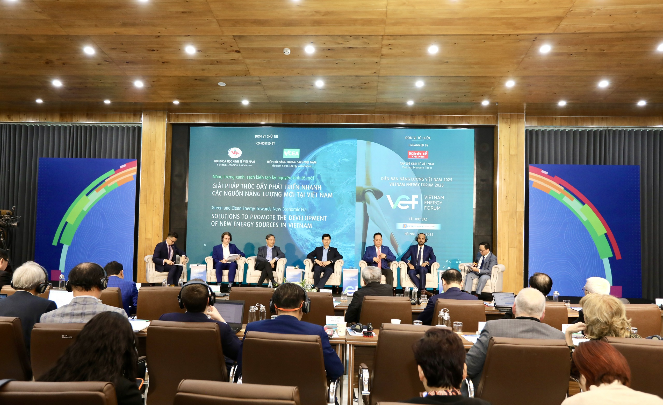 Diễn đ&agrave;n Năng lượng Việt Nam 2025 gồm 2 phi&ecirc;n. Phi&ecirc;n tham luận tập trung l&agrave;m r&otilde; xu hướng chuyển dịch năng lượng xanh, sạch tr&ecirc;n thế giới v&agrave; Việt Nam; nhu cầu điện năng đ&aacute;p ứng c&aacute;c mục ti&ecirc;u trong ngắn hạn, trung hạn v&agrave; d&agrave;i hạn của Việt Nam; thực trạng c&aacute;c dự &aacute;n năng lượng t&aacute;i tạo đang triển khai tại Việt Nam; cập nhật v&agrave; ph&acirc;n t&iacute;ch những điểm mới về chủ trương, chiến lược của Việt Nam đối với ph&aacute;t triển năng lượng n&oacute;i chung v&agrave; c&aacute;c nguồn năng lượng mới.