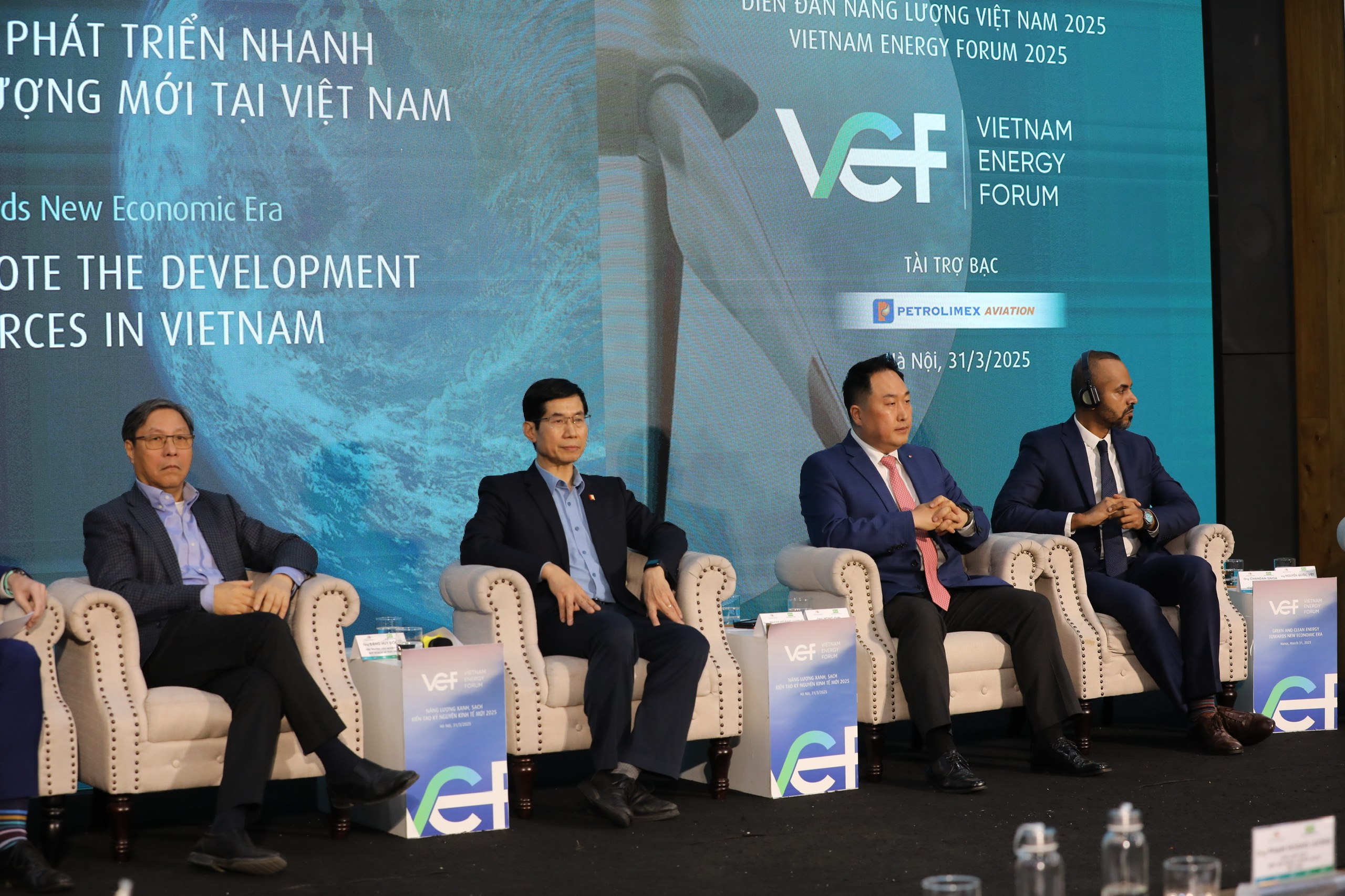 Trong phi&ecirc;n thảo luận, c&aacute;c diễn giả trao đổi về khả năng ph&aacute;t triển của c&aacute;c nguồn năng lượng mới tr&ecirc;n cơ sở c&aacute;c định hướng chiến lược v&agrave; cơ chế ch&iacute;nh s&aacute;ch về lĩnh vực năng lượng của Việt Nam đ&atilde; c&ocirc;ng bố v&agrave; đang được tiến h&agrave;nh sửa đổi, điều chỉnh v&agrave; bổ sung; đ&aacute;nh gi&aacute; t&iacute;nh ph&ugrave; hợp v&agrave; tạo thuận lợi trong c&aacute;ch tiếp cận sửa đổi c&aacute;c luật hiện h&agrave;nh li&ecirc;n quan đến ph&aacute;t triển năng lượng cũng như quy hoạch ph&aacute;t triển điện v&agrave; năng lượng...