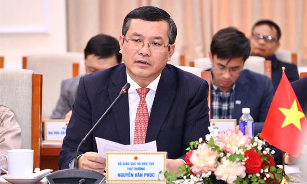 Thứ trưởng Nguyễn Văn Phúc trao đổi tại buổi làm việc. Ảnh: MOET.