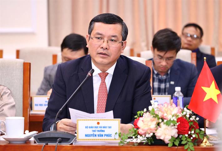 Thứ trưởng Nguyễn Văn Phúc trao đổi tại buổi làm việc. Ảnh: MOET.