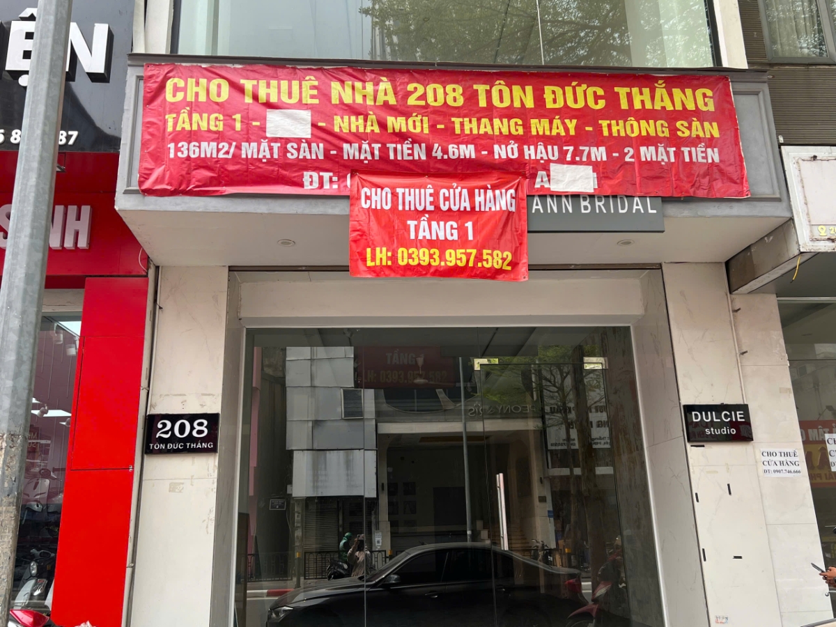 Phố T&ocirc;n Đức Thắng cũng c&oacute; rất nhiều biển hiệu cho thu&ecirc;. Ảnh: Kh&aacute;nh - Huy