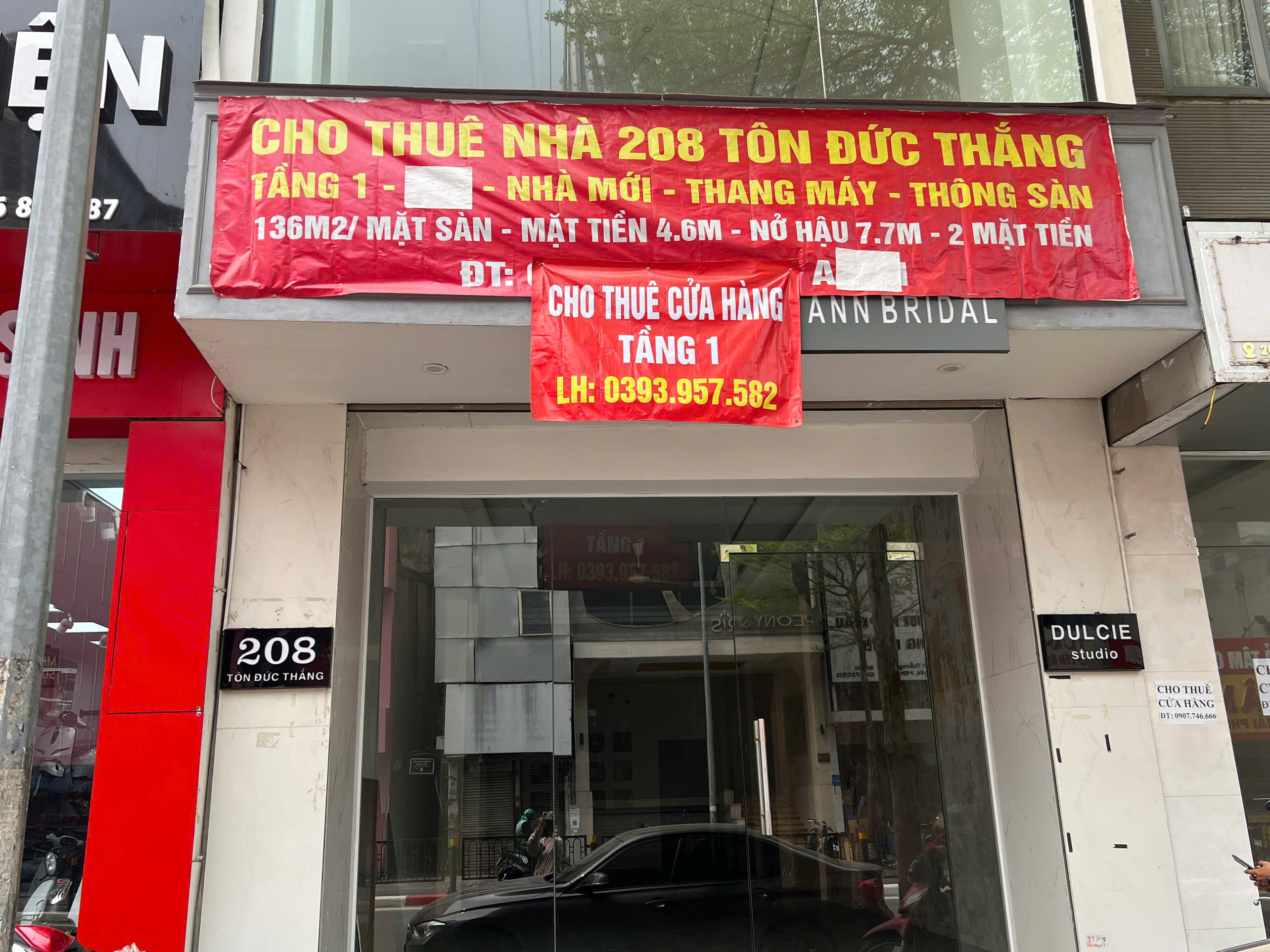 Phố Tôn Đức Thắng cũng có rất nhiều biển hiệu cho thuê. Ảnh: Khánh - Huy