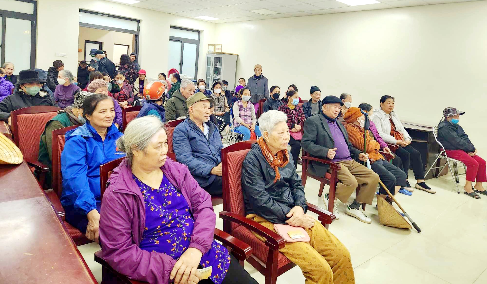 Người hưởng lương hưu tại H&agrave; Nội. Ảnh: Thu Hiền.