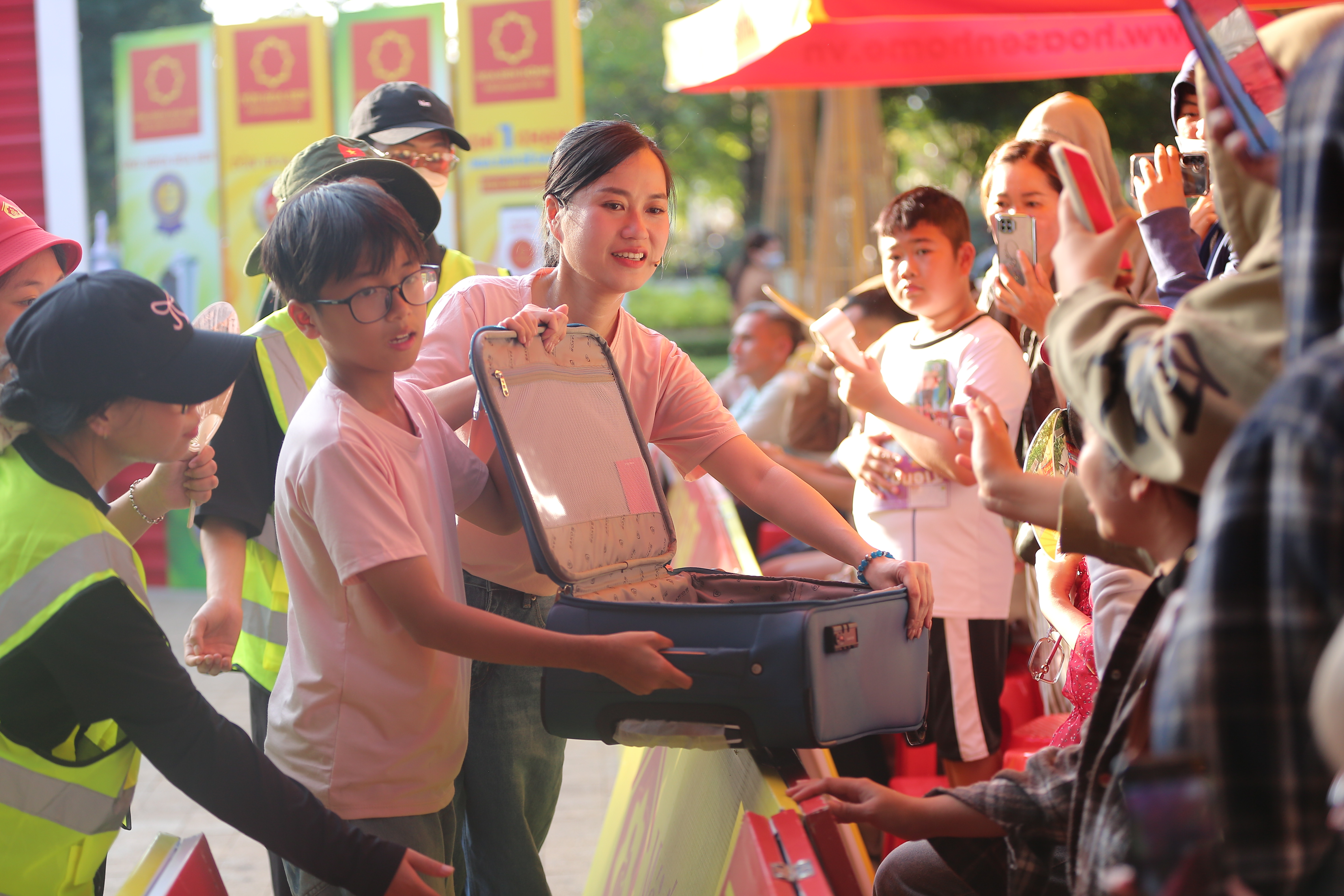 Kh&aacute;n giả theo d&otilde;i chương tr&igrave;nh đ&atilde; c&ugrave;ng chung tay quy&ecirc;n g&oacute;p, ủng hộ c&aacute;c gia đ&igrave;nh.