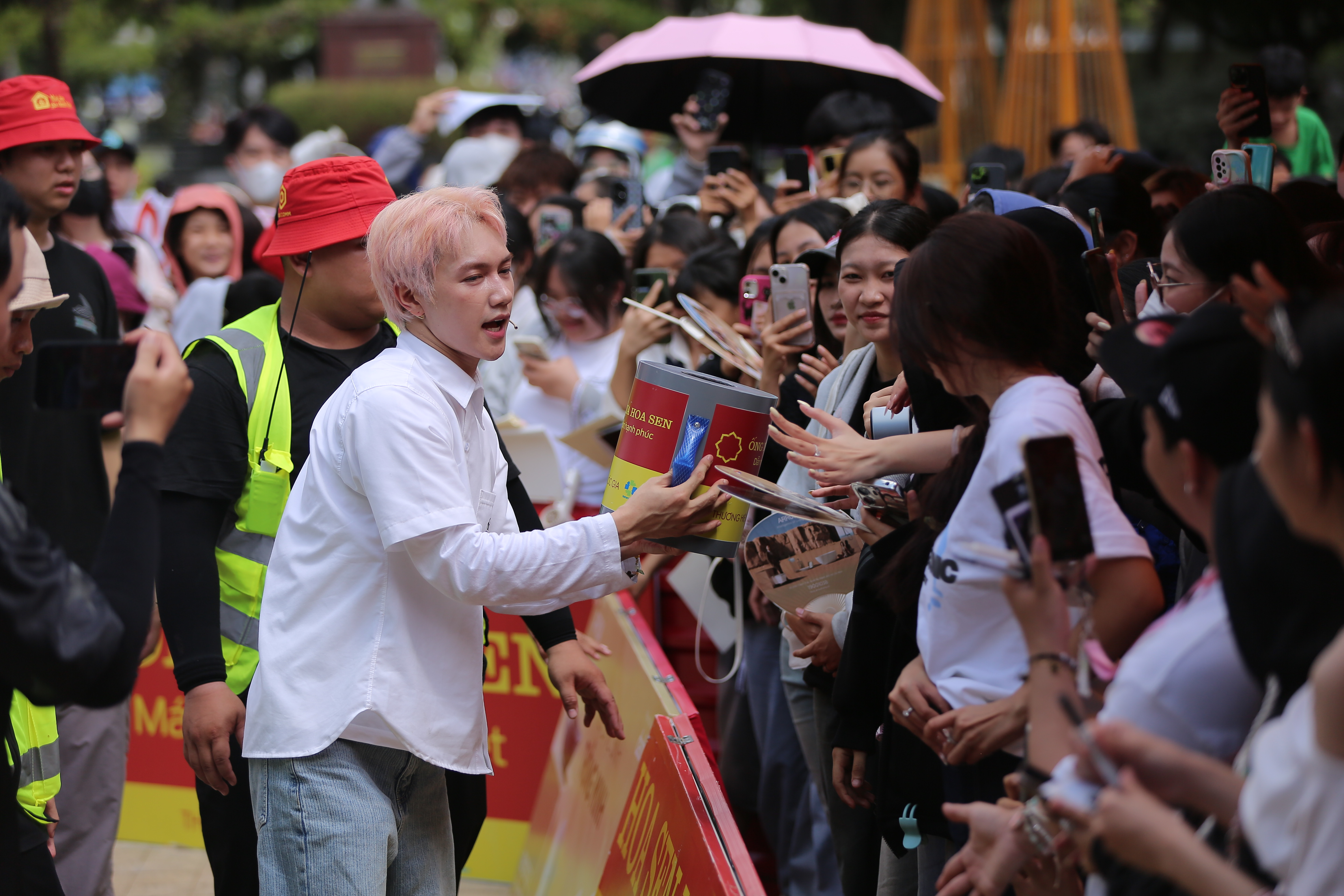 Ca sĩ Jsol thay mặt gia đ&igrave;nh nh&acirc;n vật, nhận &ldquo;những tấm l&ograve;ng&rdquo; từ kh&aacute;n giả địa phương.