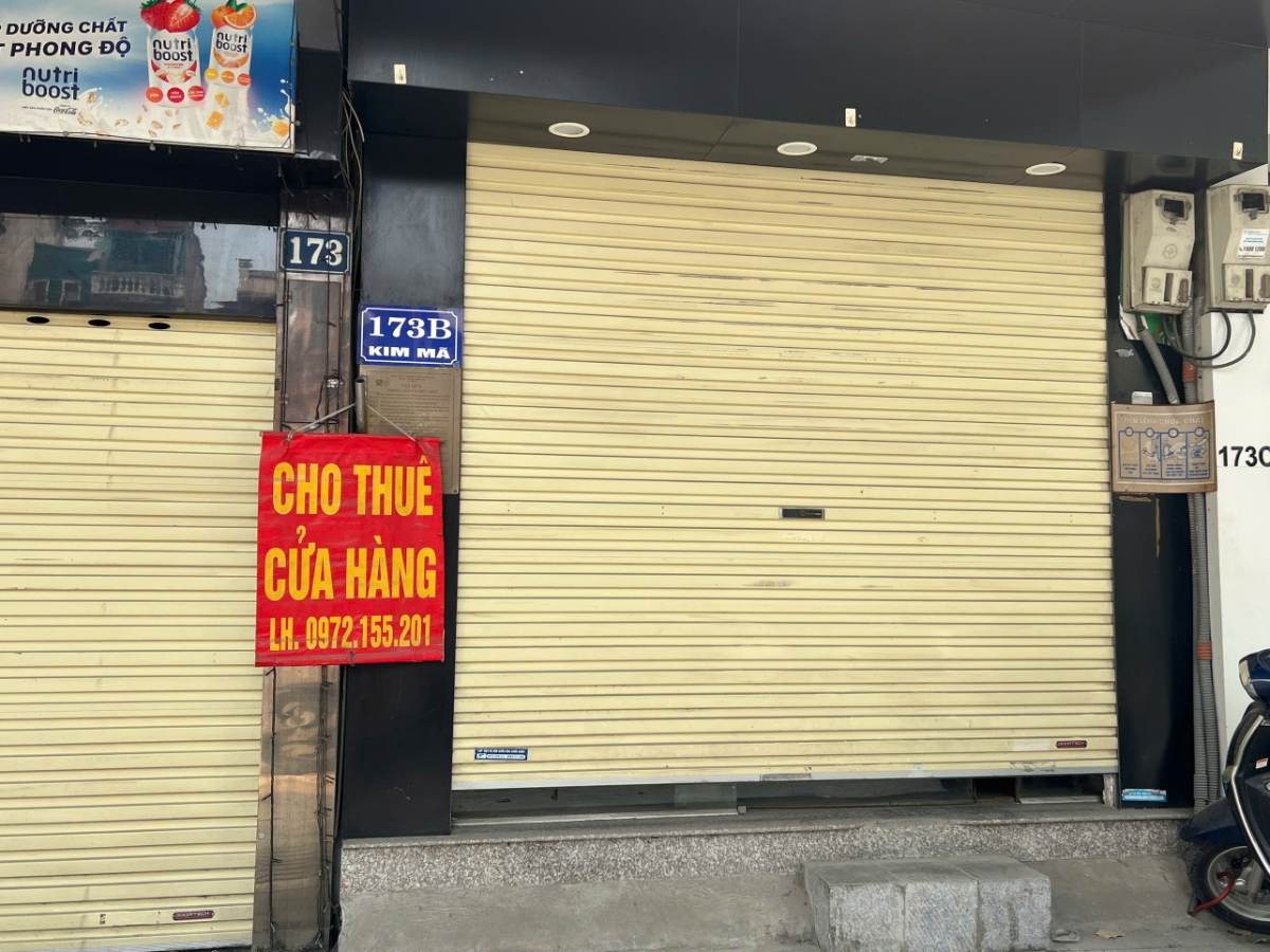 Phố Kim M&atilde;: h&agrave;ng loạt cửa h&agrave;ng đ&oacute;ng cửa trả lại mặt bằng. Ảnh: Kh&aacute;nh - Huy