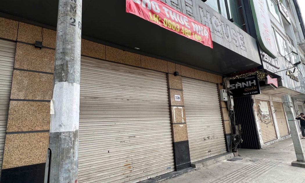 Mặt bằng trên tuyến phố Kim Mã treo biển cho thuê. Ảnh: Khánh - Huy