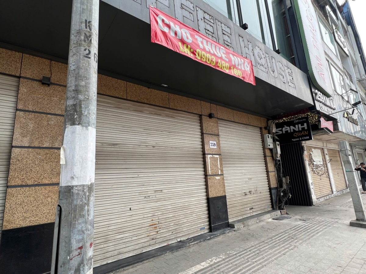 Mặt bằng trên tuyến phố Kim Mã treo biển cho thuê. Ảnh: Khánh - Huy