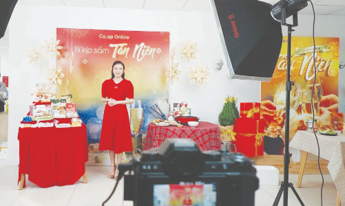 Doanh nghiệp bán lẻ đa dạng kênh kinh doanh để kéo sức mua