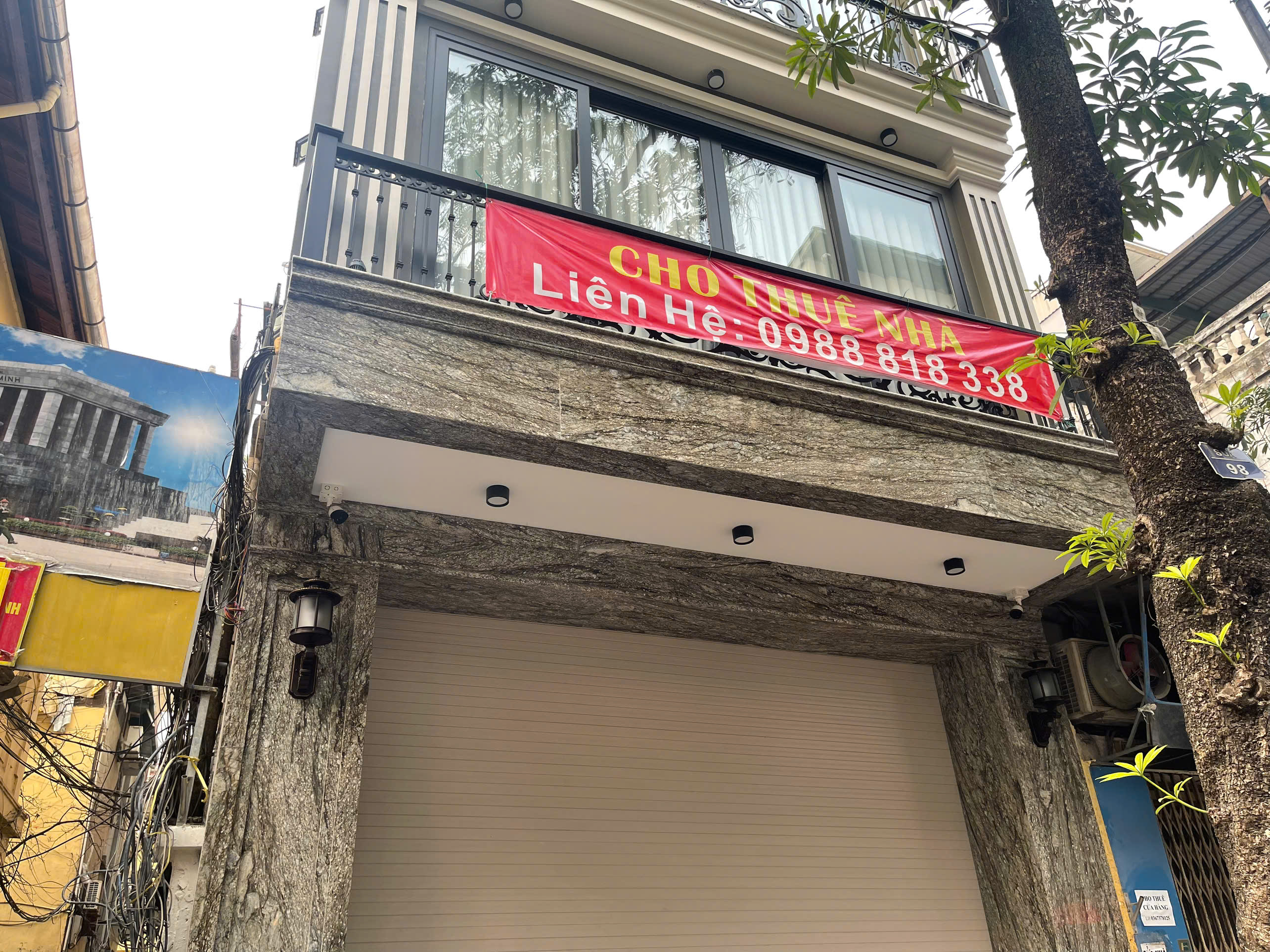 Nhiều nhà tại phố Quán Thánh treo biên cho thuê nhà. Ảnh: Khánh - Huy