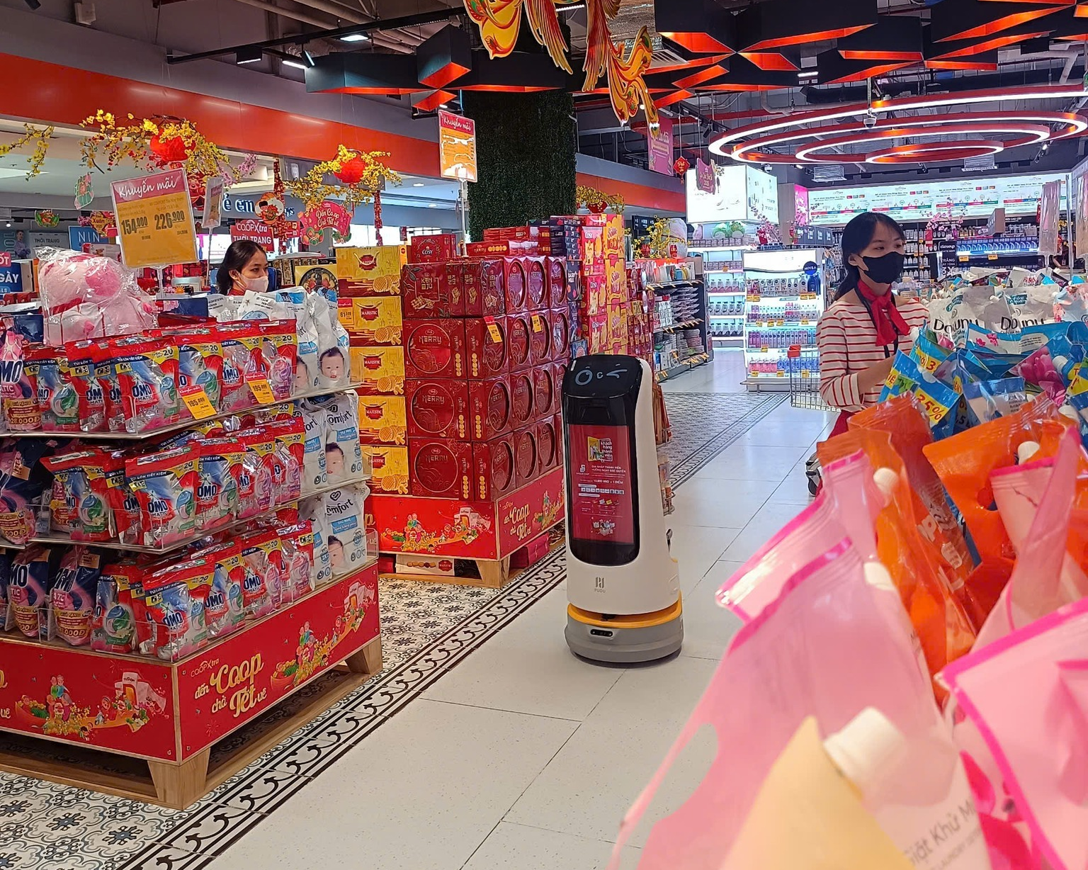 Co.op Xtra Long B&igrave;nh tại TP Thủ Đức đ&atilde; đưa những ch&uacute; robot b&aacute;n h&agrave;ng v&agrave;o hoạt động.