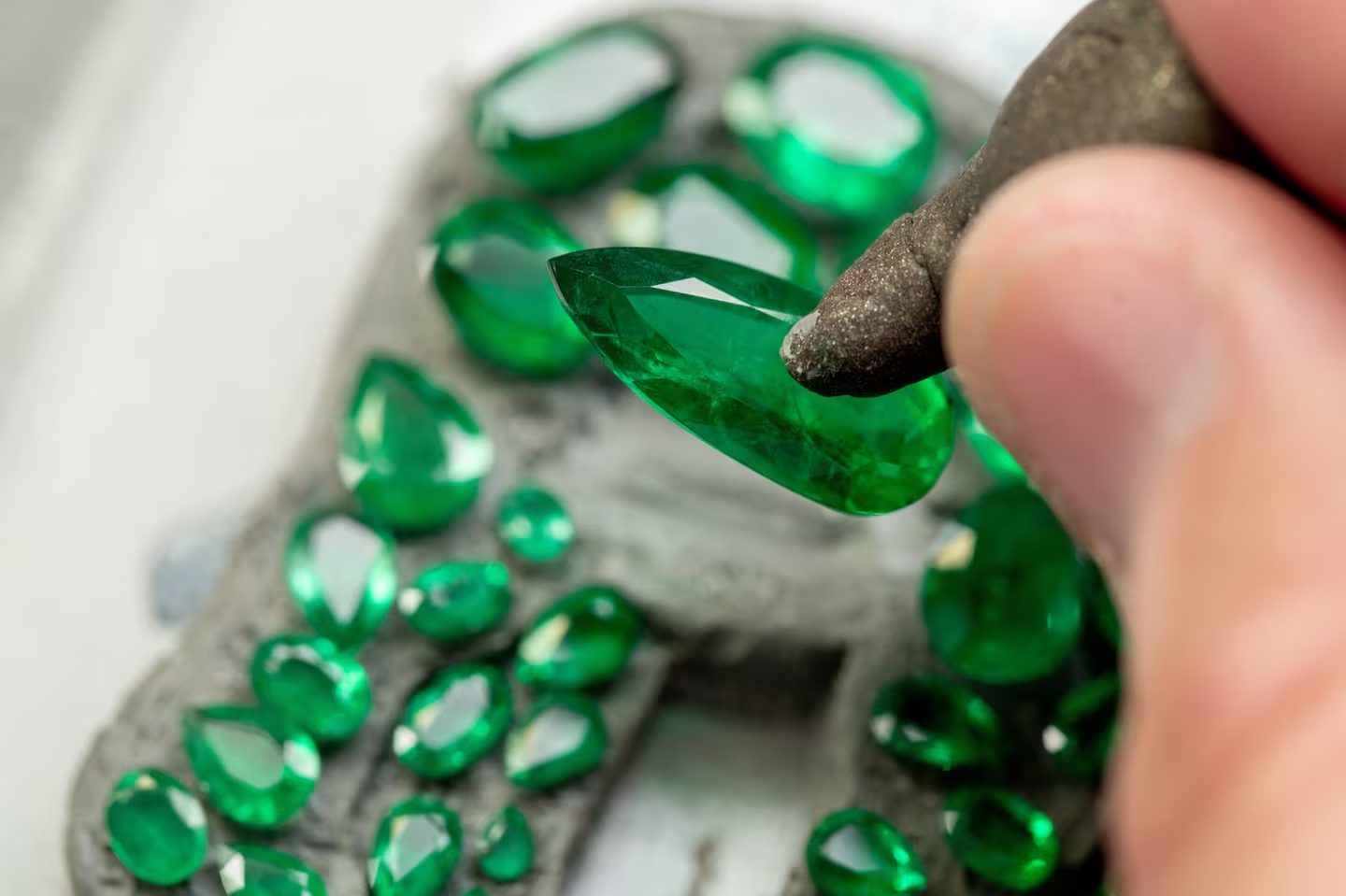 Ảnh: Những viên đá ngọc lục bảo của Chopard sau khi chế tác bởi các nghệ nhân Ấn Độ.