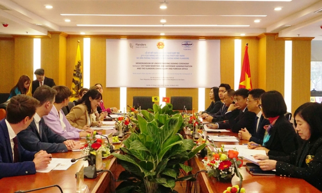 Buổi làm việc giữa Thứ trưởng Bộ Xây dựng Nguyễn Xuân Sang và  bà Cieltje Van Anchter, Bộ trưởng phụ trách về Brussels và truyền thông Vùng Flanders (Vương quốc Bỉ). Ảnh: VGP