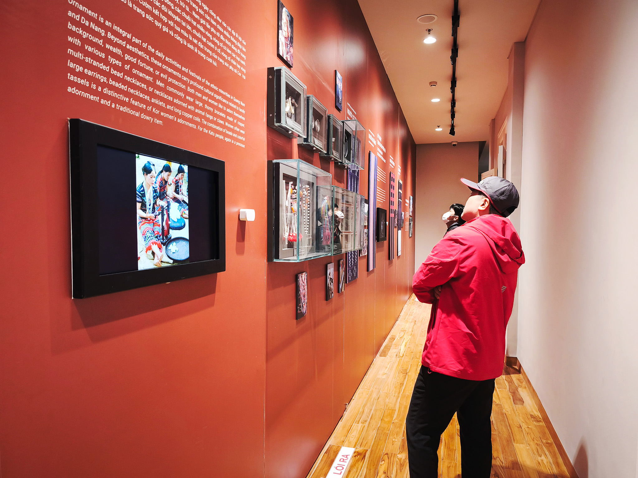 C&aacute;c hiện vật của đồng b&agrave;o d&acirc;n tộc thiểu số được trưng b&agrave;y kh&eacute;o l&eacute;o tại h&agrave;nh lang. Ảnh: Quang Hiếu.